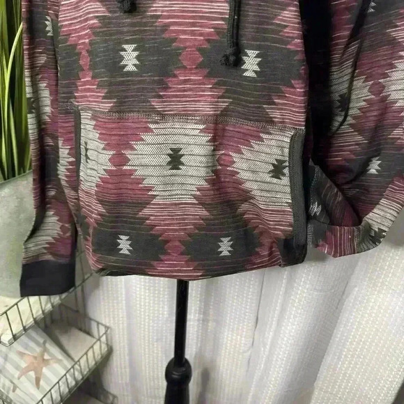 New QUILTED GIRAFFE Men’s Size Medium Hooded Sweater Burgendy Aztec Design NWT - Picture 3 of 10